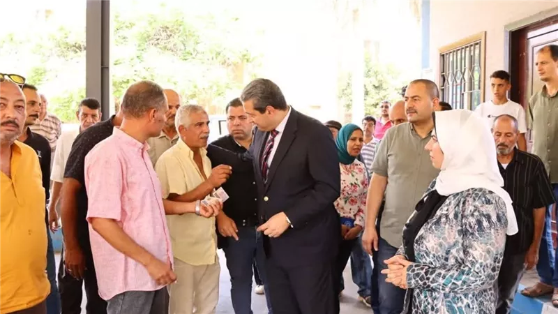  محافظ دمياط يستمع لشكاوى المواطنين بموقف سيارات الأجرة بقرية كفر سعد