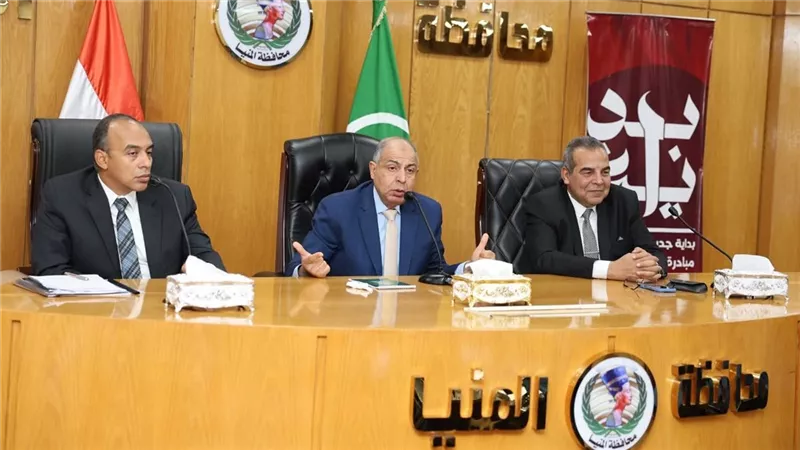 محافظ المنيا يشدد على الابتكار وتحسين الخدمات في حملات النظافة الميكانيكية