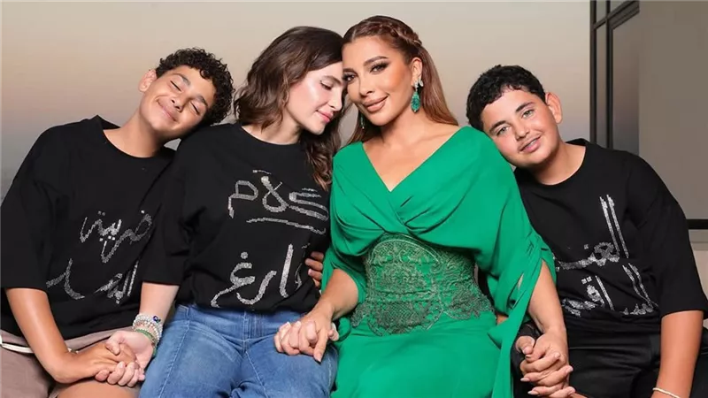 بإطلالة مزينة بكلمات أغانيها.. أصالة تهنأ ابنتها شام بعيد ميلادها