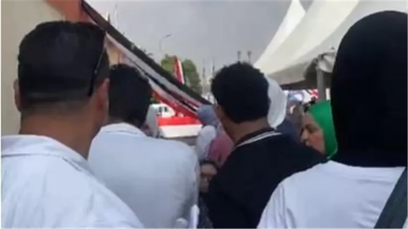 تأخر فتح لجنة مدرسة الشهيد ياسر جنينة بالشروق نصف ساعة عن الموعد المحدد