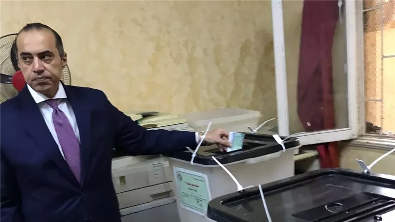 الوزير محمود فوزي يدلي بصوته الانتخابي في لجنة مدرسة الهرم الفندقية المشتركة
