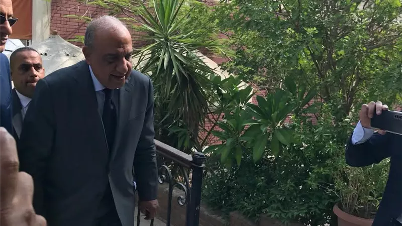 وزير الكهرباء يديلى بصوته بانتخابات مجلس الشيوخ بمدينة نصر