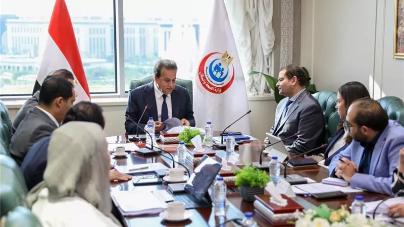 وزير الصحة يعقد اجتماعاً مع هيئتي «التأمين الشامل والرعاية»