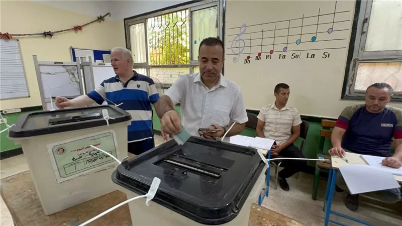 رئيس لجنة الاتصالات بمجلس النواب يدلي بصوته في انتخابات الشيوخ بطوخ