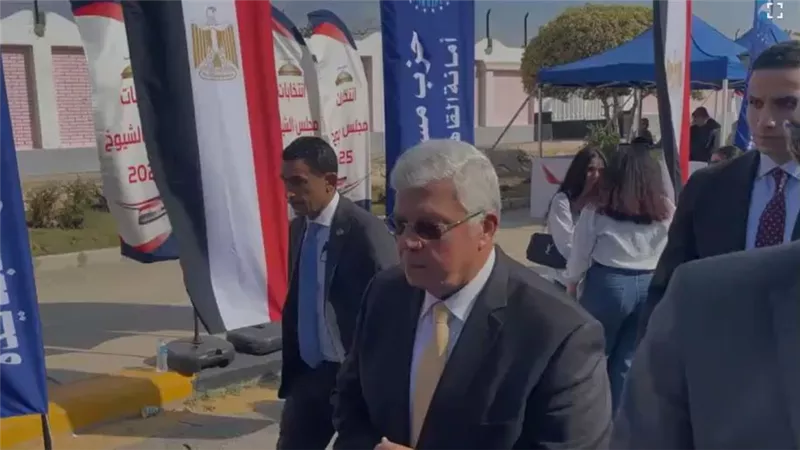 وزير التعليم العالي يدلي بصوته في انتخابات مجلس الشيوخ بمدرسة سيزا بالتجمع 