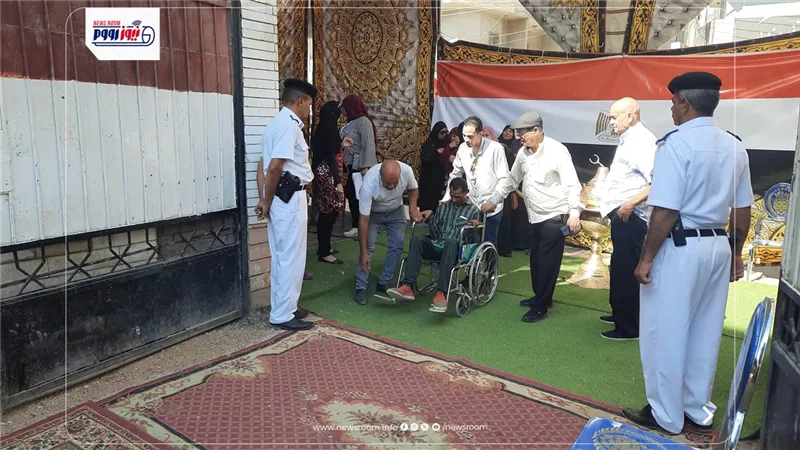 راحة الناخب أولوية.. لجان المنيا توفر كراسي متحركة لكبار السن وذوي الهمم