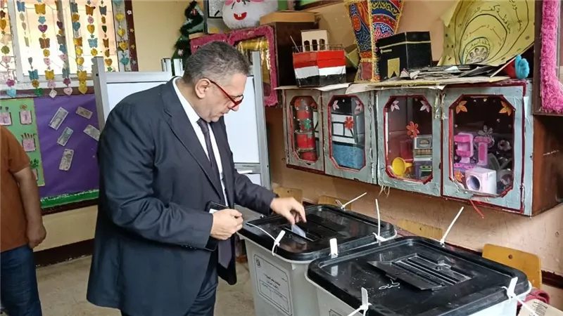 وكيل وزارة الصحة بكفر الشيخ يدلي بصوته في انتخابات مجلس الشيوخ 