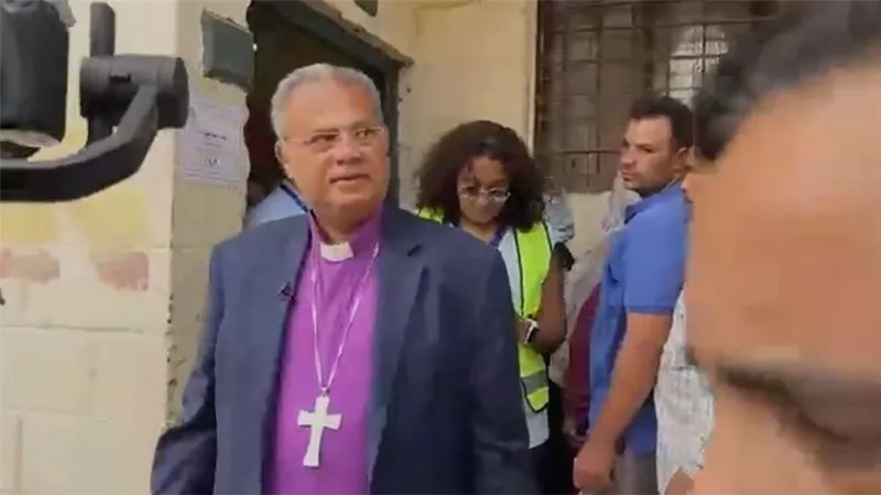 اندريه ذكي رئيس الطائفة الانجيلية يدلي بصوته في انتخابات مجلس الشيوخ