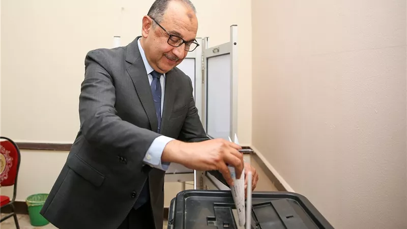 وزير قطاع الأعمال العام يدلي بصوته في انتخابات مجلس الشيوخ بالتجمع الخامس