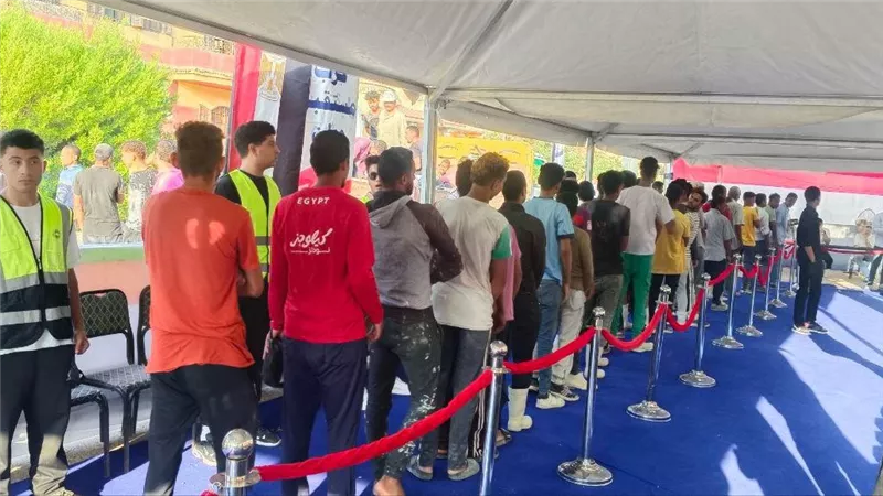 إقبال كثيف من المواطنين على انتخابات الشيوخ أمام مدرسة أنس بن مالك الابتدائية 
