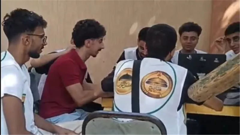 طلاب جامعة الفيوم يسهلون مهمة الناخبين أمام لجان مجلس الشيوخ |فيديو