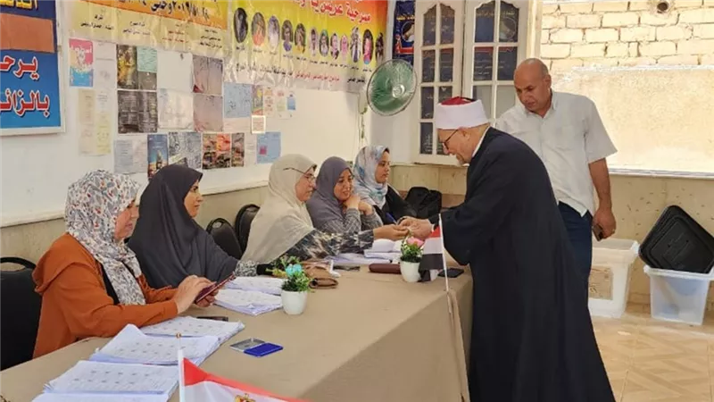شوقي علام يدلي بصوته في انتخابات مجلس الشيوخ.. ويؤكد: المشاركة واجب وطني