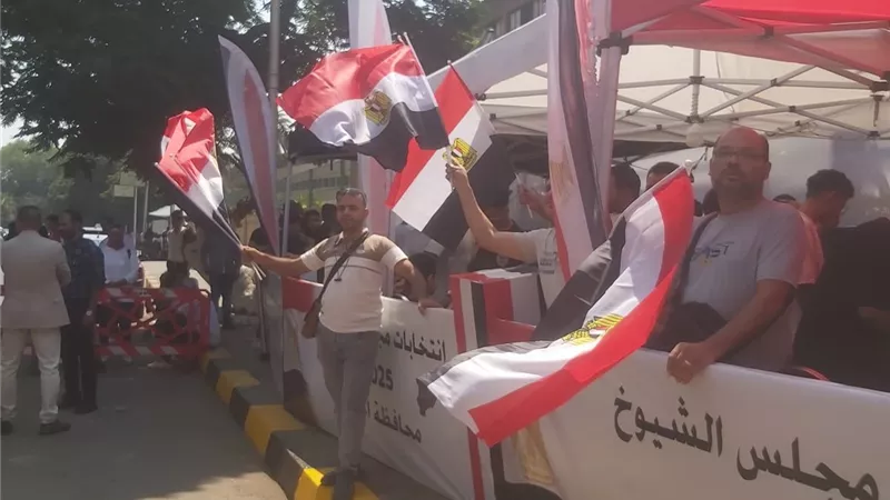 علم مصر يزين لجنة مدرسة جمال عبدالناصر بالدقي في أول أيام انتخابات الشيوخ