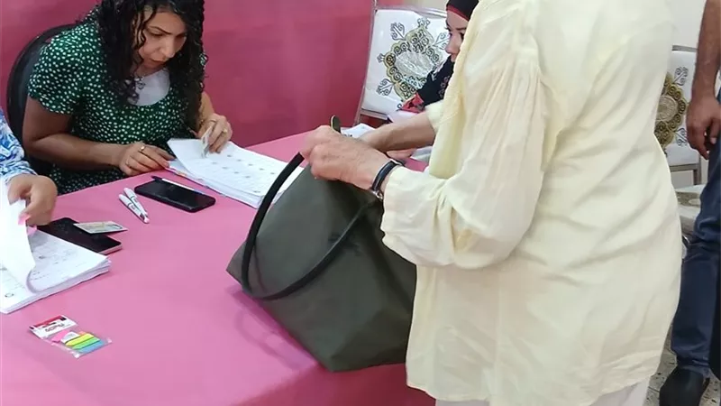 أكبر ناخبة.. مُسنة تدلي بصوتها بانتخابات الشيوخ بلجنة مدرسة قصر الدُبارة