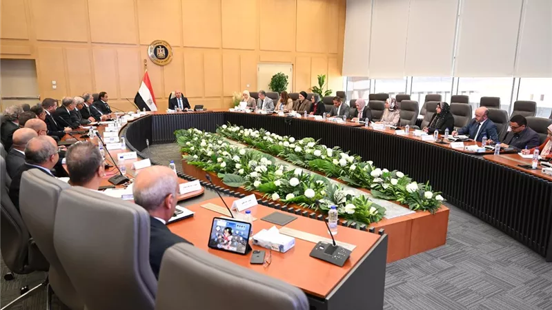 كامل الوزير يبحث مع مصنعي الحديد وشركات السيارات آليات صناعة صاج المركبات