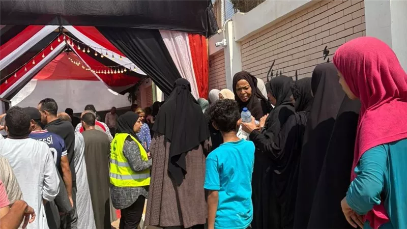 حشد جماهيري أمام مدرسة الشهيد اللواء مصطفى الخطيب بالفردوس