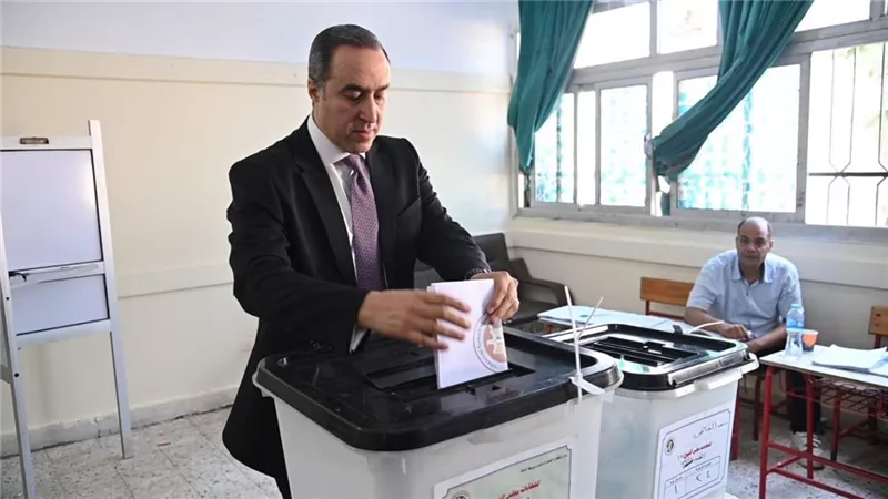 الأمين العام لمجلس النواب يدلي بصوته في انتخابات مجلس الشيوخ