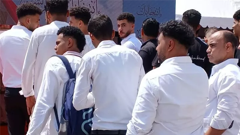 توافد الشباب فى مدينة أكتوبر للادلاء بأصواتهم في انتخابات مجلس الشيوخ