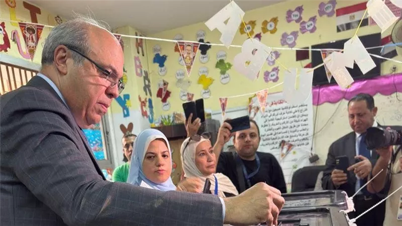 وزير الطيران: المشاركة الانتخابية استحقاق دستوري يؤكد وعي المواطنين 