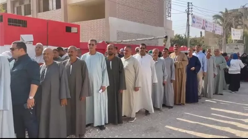 أهالي الفيوم يتوافدون على لجنة دفنو الابتدائية للمشاركة في انتخابات الشيوخ