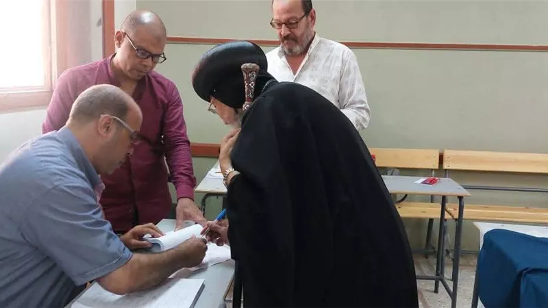 الأنبا مرقس مطران شبرا الخيمة وتوابعها يُدلي بصوته في انتخابات الشيوخ