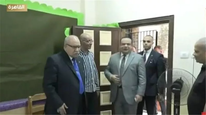 رئيس الوطنية للانتخابات في طابور الناخبين للإدلاء بصوته في انتخابات الشيوخ