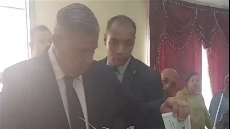 محافظ الإسكندرية يدلي بصوته في انتخابات الشيوخ وسط حشود جماهيرية