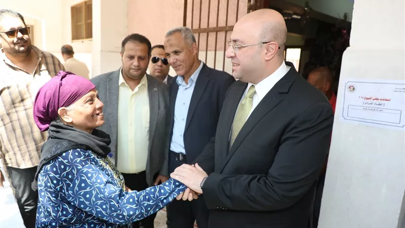محافظ بني سويف يتابع انتظام أعمال التصويت خلال تفقده عددا من اللجان الشيوخ