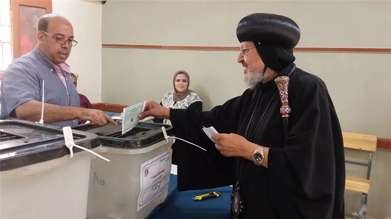الأنبا مرقس يدلي بصوته في أول أيام انتخابات الشيوخ بالقليوبية