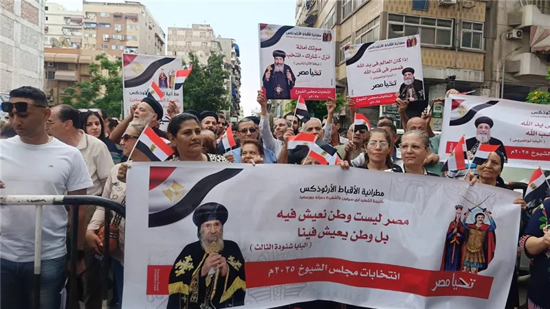 رافعين أعلام مصر ولافتات وطنية.. أقباط بورسعيد يدلون بأصواتهم في الشيوخ 2025