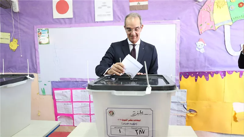 وزير الاتصالات يدلى بصوته فى انتخابات مجلس الشيوخ ويدعو المواطنين للمشاركة 