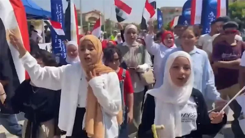الآباء والأمهات يصطحبون أبنائهم وينشدون أغاني وطنية بلجنة سيزا النبراوي 