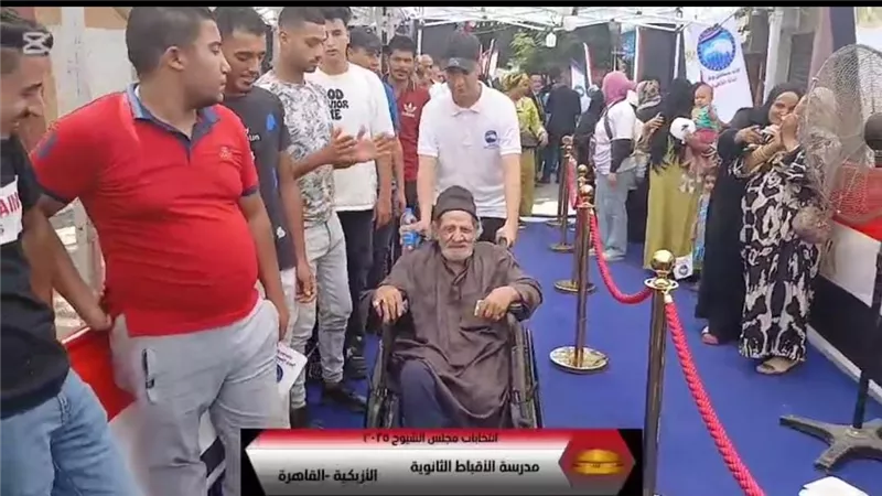 «الواجب بيخلينا نتحرك».. كبار السن يضربون أروع الأمثلة في لجنة الأقباط