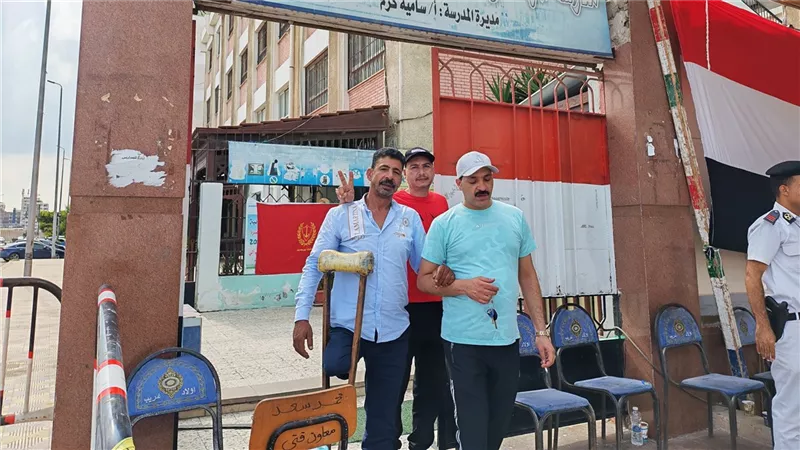 بقدم واحدة.. ناخب من ذوي الهمم يتصدر المشهد في انتخابات الشيوخ ببورسعيد