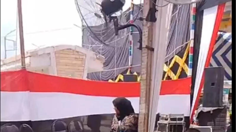في عز الحر.. المراوح تخفف الأجواء على الناخبين داخل اللجان في دمياط