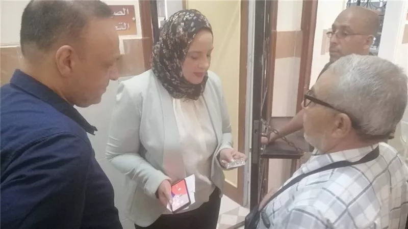 مديرة فرع التأمين الصحي بدمياط تتفقد سير العمل بعيادة الأمل الشاملة