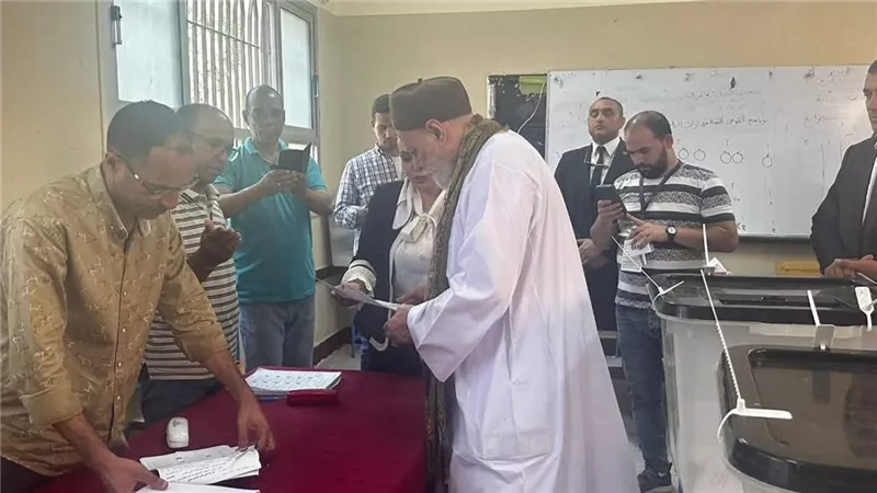 علي جمعة يدلي بصوته في انتخابات الشيوخ بمدرسة نهضة مصر بمدينة السادس من أكتوبر