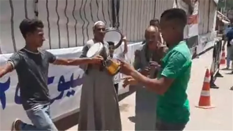 على أنغام المزمار البلدي..  المنيا تحتشد أمام لجان انتخابات مجلس الشيوخ