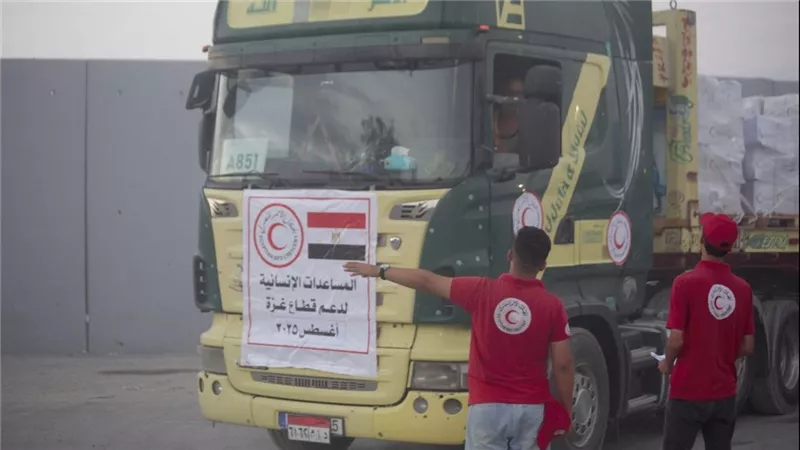 تحرك قافلة المساعدات الإنسانية العاشرة من مصر إلى قطاع غزة