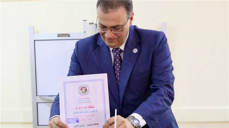 رئيس الجهاز المركزي للتنظيم والإدارة يدلي بصوته في انتخابات مجلس الشيوخ