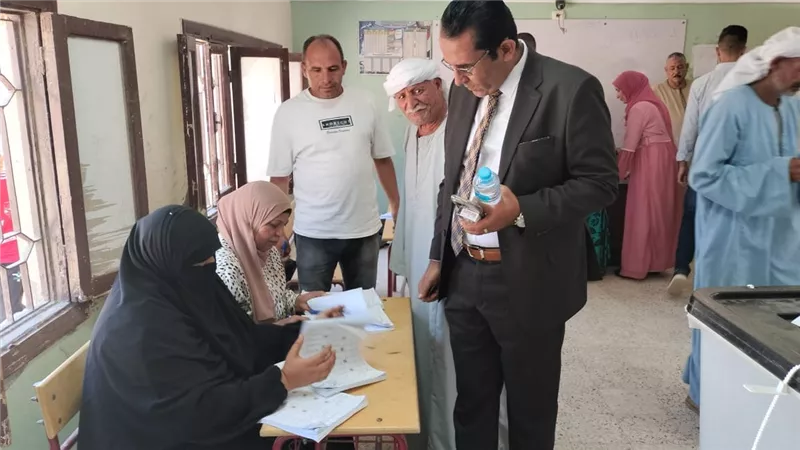 عصام الرتمي مرشح الجبهة الوطنية بالفيوم يدلي بصوته في انتخابات الشيوخ