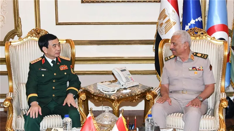 وزير الدفاع يلتقي نظيره الفيتنامي لتعزيز التعاون العسكري