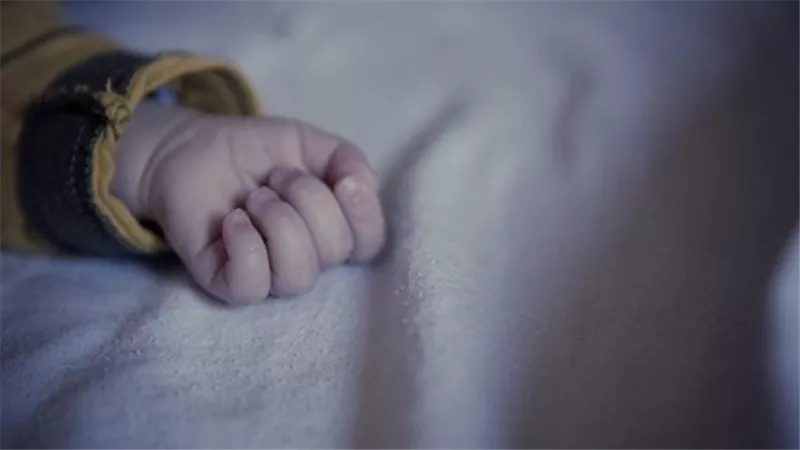 عمره 3 أيام.. العثور على رضيع ملقى في الطريق بالشرقية