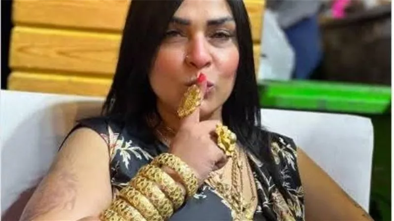 بعد القبض عليها وضبطها ترتدي طقم ذهب.. معلومات عن ليلى الشبح 