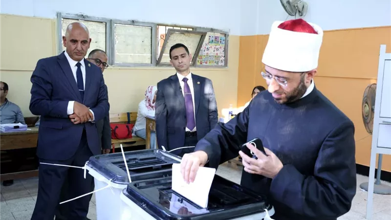 وزير الأوقاف يدلي بصوته في انتخابات مجلس الشيوخ.. ويؤكد: المشاركة واجب وطني