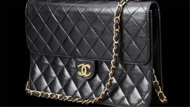  70 عاماً على ولادة Chanel 2.55 عيد ميلاد أول حقيبة كتف في العالم