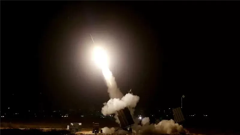 الدفاعات الجوية الإسرائيلية تسقط صاروخًا أُطلق من اليمن دون أضرار