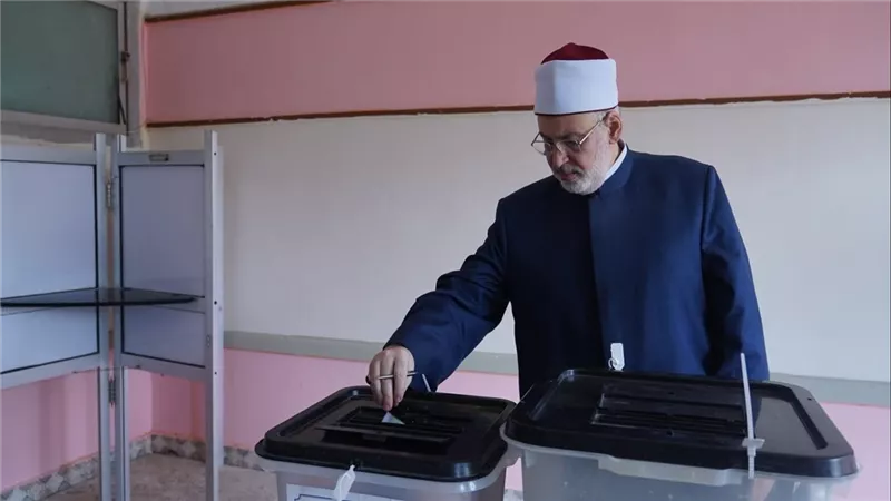 وكيل الأزهر يُدلي بصوته في انتخابات الشيوخ 2025.. ويؤكد: المشاركة واجب وطني
