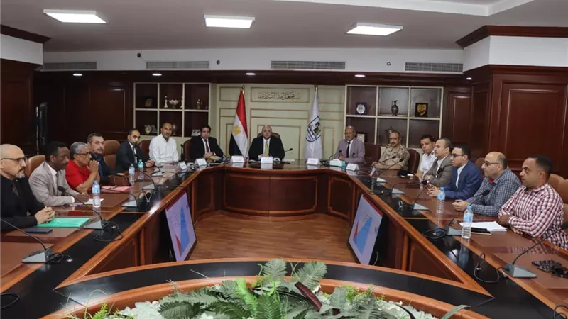  محافظ بني سويف يتابع أعمال فتح اللجان أمام الناخبين 