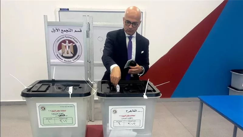 رئيس جامعة عين شمس يُدلي بصوته في انتخابات مجلس الشيوخ 2025